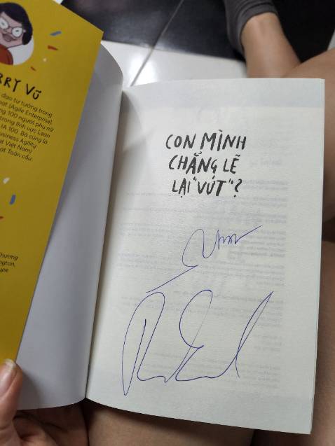 Cho mình hỏi đây là chữ ký tác giả hay là ai viết vào. Nếu là tác giả sao ko có ghi tên và ghi thân tặng. Trả lời sớm. Mình để tạm 1sao ở đây