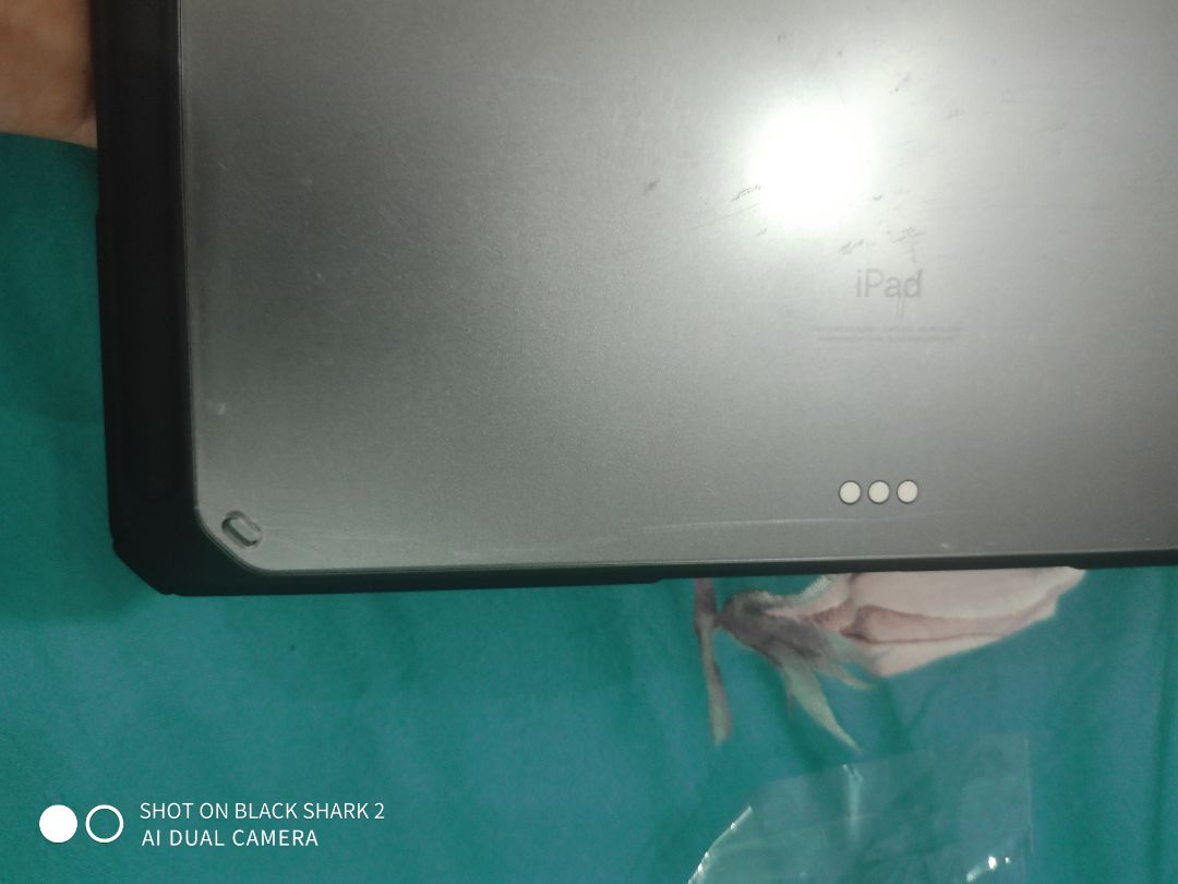 mặt nhựa phía sau trầy xước nhiều. Với giá thành này của bao gia thì không nên như thế.  Sản phẩm có lẽ không còn nguyên seal. Mình có thể đổi được không