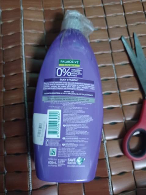 Nghi ngờ mấy chai mua trước bị rút ruột, dùng khá nhanh hết nên mua lại lần này để kiểm tra. Đúng là bị rút ruột 1/3 chai. Hàng khui nguyên hộp mở ra chụp lưu hình đầy đủ. Shop làm ăn k trung thực, có dấu hiệu *** khách hàng