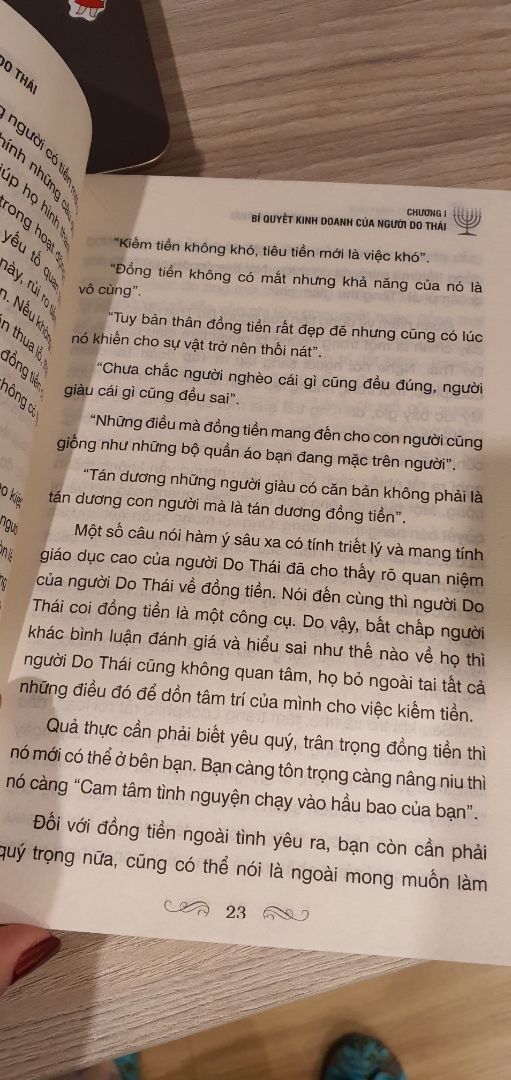 Chất lượng in và giấy rất tệ so với số tiền bỏ ra. Giấy mỏng, chữ in thì nhòe. Nội dung thì như được làm lại của cuốn "Triết lý làm giàu của người Do Thái". Thật sự rất thất vọng.