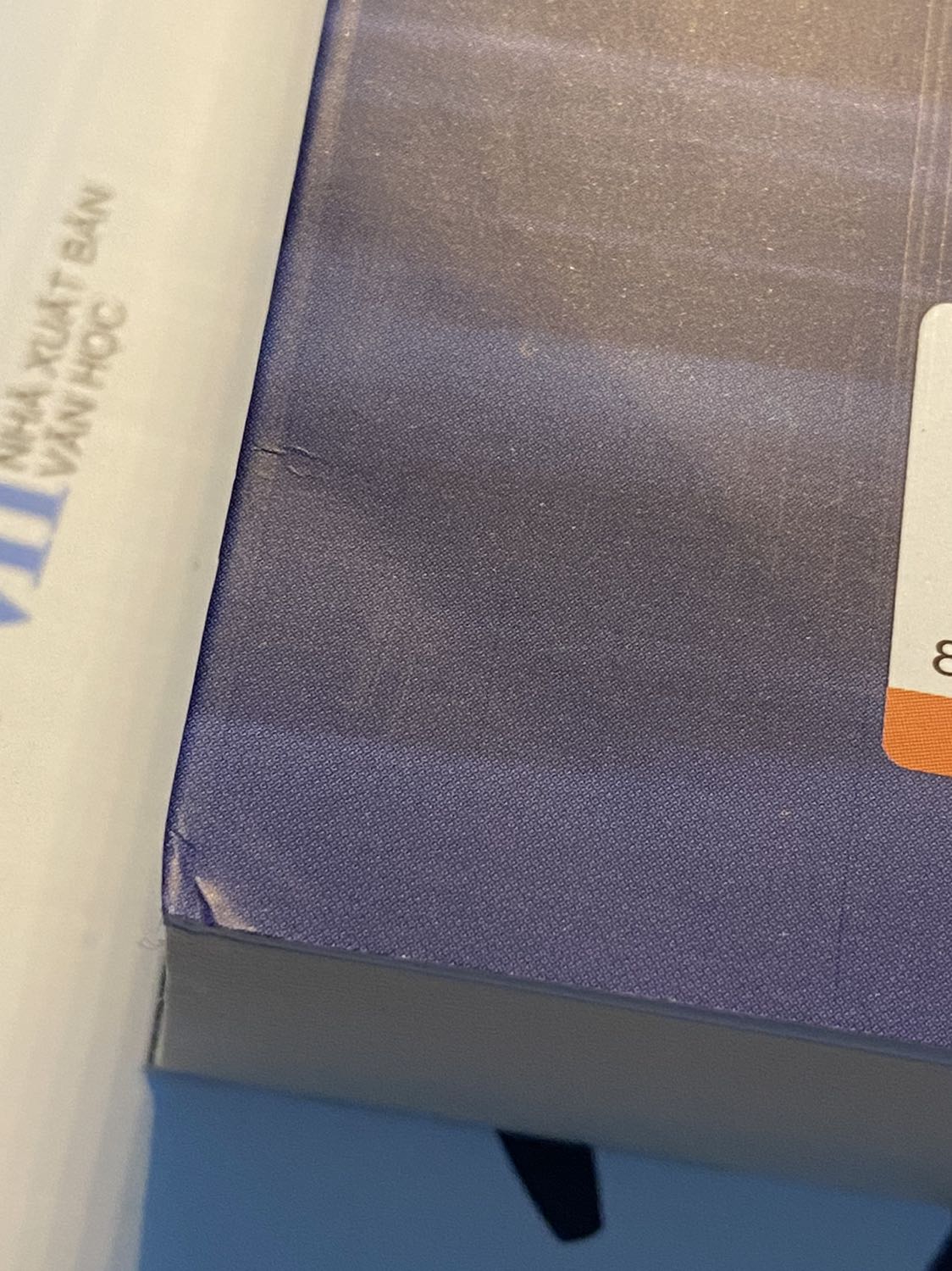 Lúc ra nhận hàng thấy chú shipper cầm cái thùng là em thấy không ổn rùi?!! Carton nó vừa khít với boxset bên trong, thấy carton bị móp góc em sầu ngang luôn, mở ra thì không miếng chống sốc nào hết, bìa áo ngoài với 3 tập đều bị móp góc trên và góc dưới hiccc, nhưng màaa do bìa quá xinh nên khôngg đáng kể là bao đâu ạ, hơi xót xíu thuii