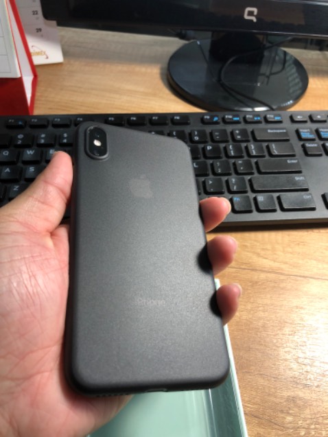 Gói hàng cẩn thận nhưng không đúng hàng của memumi.
Có hộp memuimi nhưng ốp ko có chữ memumi. 
Ốp bị cấn camera. Tệ