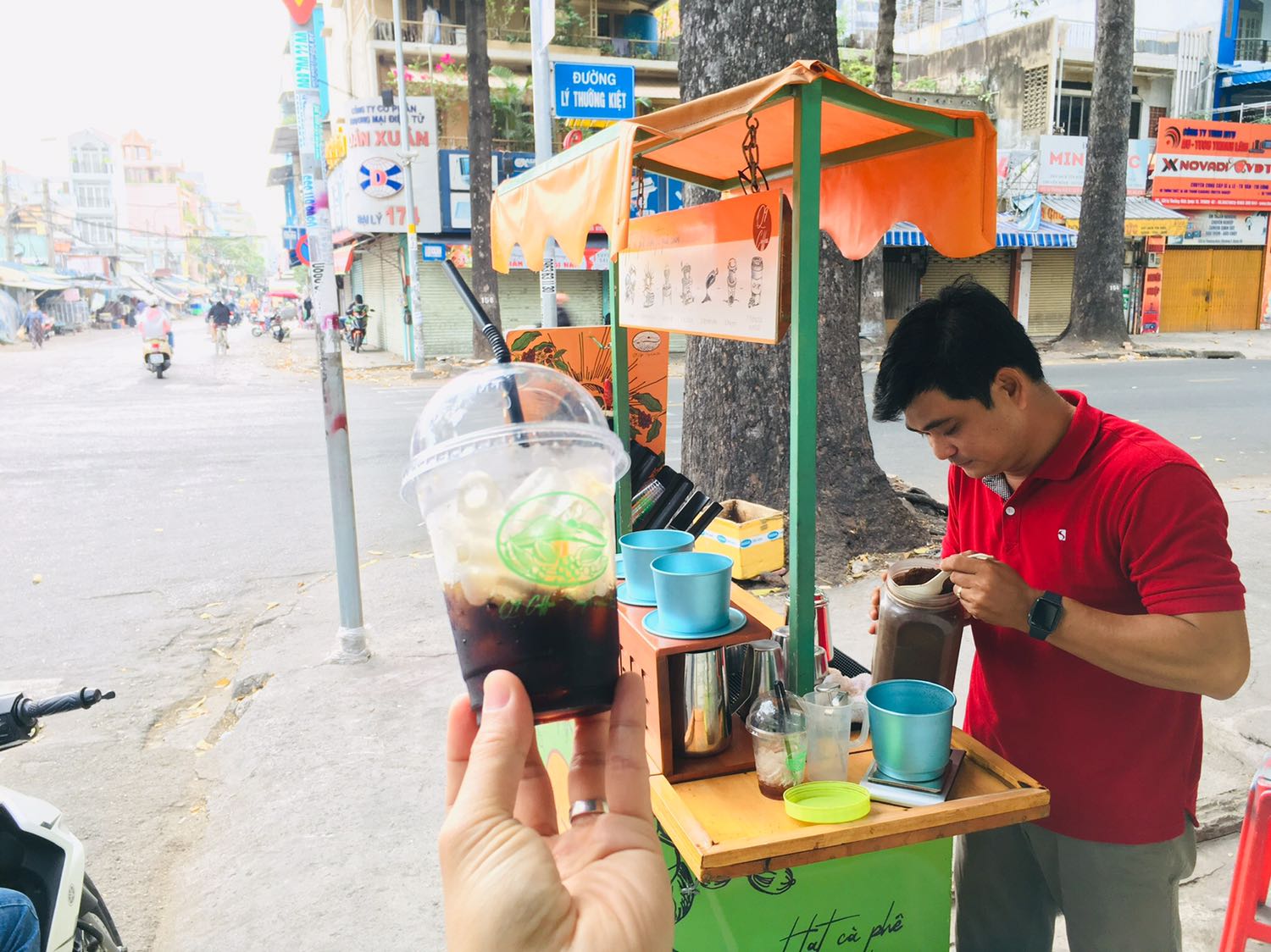 Sách khá chi tiết về nội dung nhưng cách trình bày có phần đơn điệu và hình ảnh không thật sự bắt mắt.
Xin lỗi vì lười chụp ảnh thực tế.