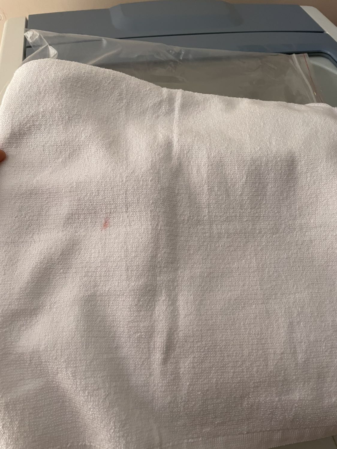 Khăn cứng, vừa dính màu vừa dính bụi giống hàng đã qua sử dụng