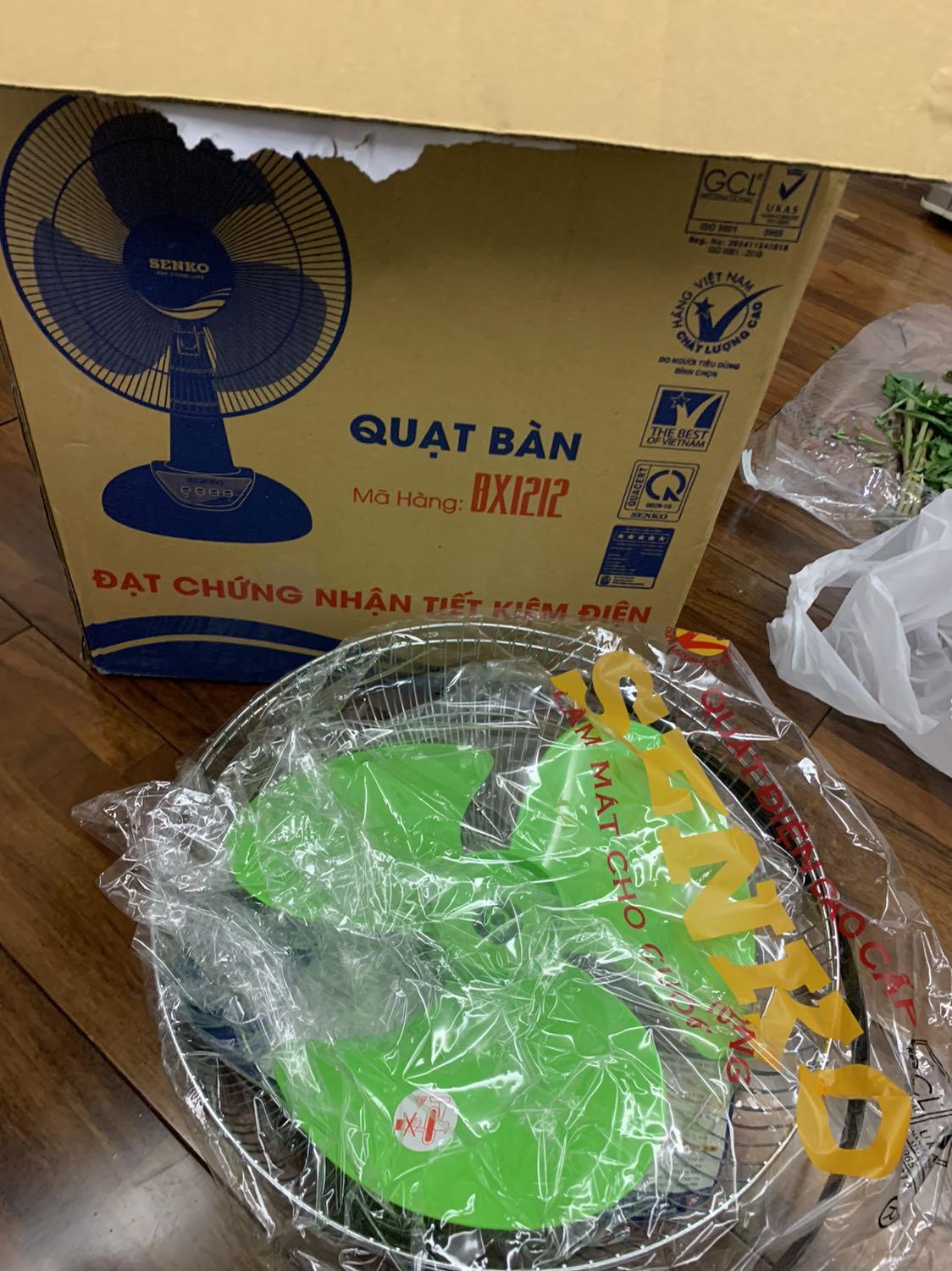 Tôi đặt màu Cam đen nhưng giao màu xanh lá đen