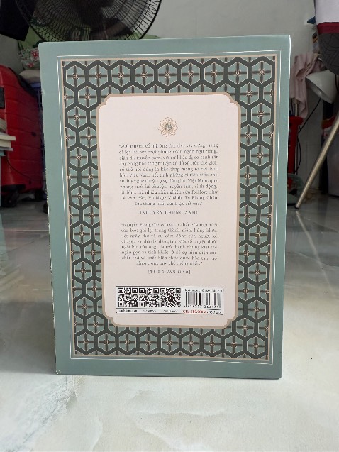 tiki giao hàng nhanh, chưa đến 2 ngày là đã nhận được sách. 
boxset thiết kế đẹp, trang trí hoạ tiết cổ xưa, đậm màu sắc dân gian. bìa 5 tập khác nhau nhưng vẫn đồng bộ nhưng chữ bên trong sách in khá nhỏ và gần nhau nên đọc hơi khó chịu.
