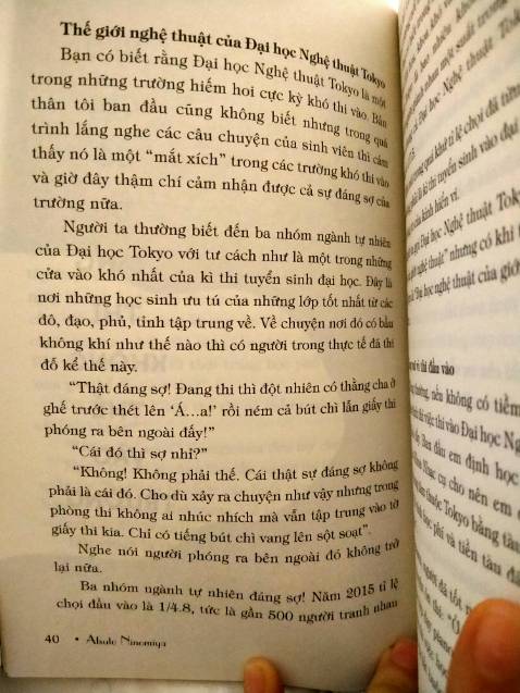 Ừm, một trong những quyển hiếm hoi mà mình mới đọc chưa được 1/3 mà phải ngoi luôn lên đây đánh giá.
Không hề khô khan mà rất thú vị, giống như bn mở một cánh cửa gỗ ra và thấy cả một thế giới sống động và đầy ngạc nhiên ở đằng sau, rực rỡ màu sắc và không ngừng chuyển động. Lời văn của tác giả giản dị hài hước một cách tự nhiên, những con người và câu chuyện vừa thực tế vừa khiến mình khâm phục nhưng không có cảm giác xa cách kiêu ngạo, giống như một người đang nhảy múa say sưa trên cánh đồng rộng lớn của riêng họ và mỉm cười với những người đi ngang qua ngó vào xem vậy.