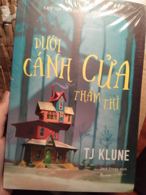 Giao hàng siêu nhanh, mình mới đặt hôm trước hôm sau nhận hàng luôn. Vì giao nhanh nên sách mới nguyên không bị móp méo. Bìa siêu đẹp luôn, mình ngắm từ sáng đến h chưa chán. MÌnh chưa đọc sách nên chưa có nx gì về ND, sẽ gửi feedback sau.