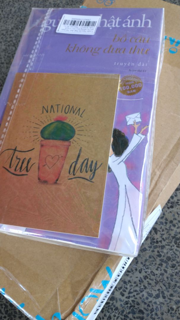 Sách thẳng không bị cong góc, đóng gói sản phẩm cẩn thận.