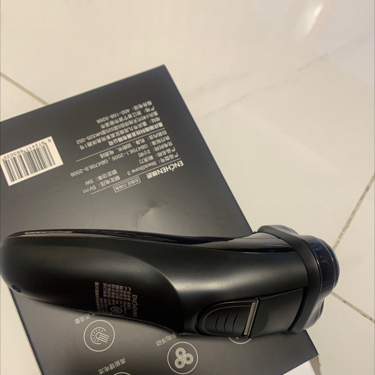 Sản phẩm như quảng cáo, đóng gói cẩn thận, sản phẩm chất lượng, sản phẩm đẹp, sản phẩm sài tốt, cạo sạch râu, pin sài lâu, nhân viên giao hành thân thiện, vui vẻ, giao hành nhanh, giá cũng hợp lý