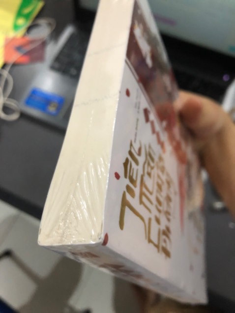 Bọc seal kín kẽ, giao hàng nhanh. Hộp gói hàng không móp mẻ gì, shipper lại thân thiện nữa, mình rất hài lòng.

Mình nghe review về bộ này khá là tích cực, nào là viết về đồ ăn rất ư là no con mắt, truyện dễ thương, lại gặp sale nên bấm bụng chốt đơn luôn. ☺️