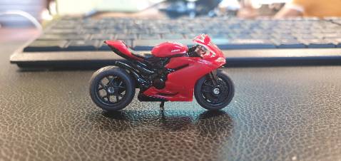 Giá cao hơn hàng Hotwheels nhưng độ chi tiết cao, đẹp. Đáng mua