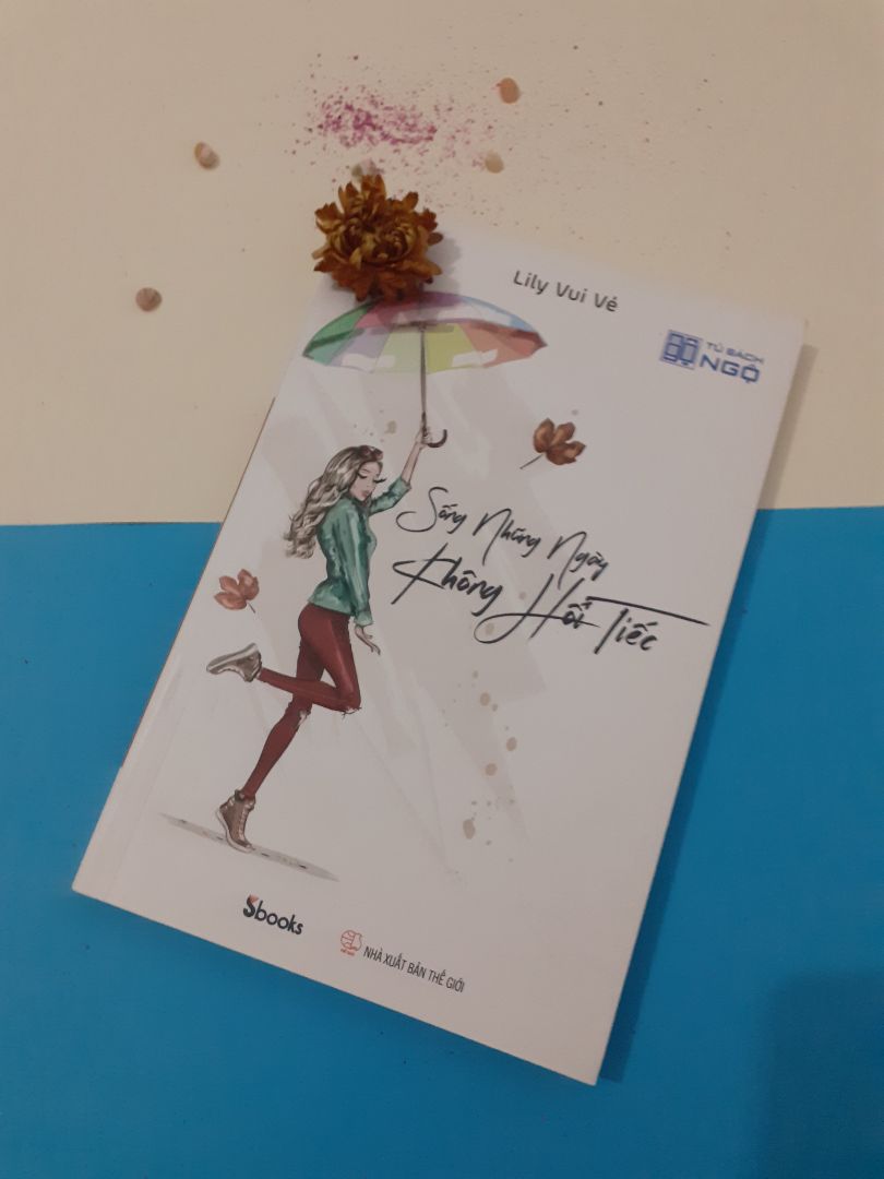 #nds-#share

Sống những ngày không hối tiếc của Lily Vui Vẻ của bộ sưu tập Tủ sách Ngộ do Sbooks phát hành.

Mình đọc quyển sách này trong những ngày mình là một cô gái buồn chán nhất nhưng sau khi đọc xong cảm thấy yêu đời hơn, sống tích cực và sống vì bản thân mình nhiều hơn.

Mình rất thích một mục trong quyển sách nói “Con gái-một giới tính không phải là một kiểu người. Ở thời đại nào rồi mà khi người khác nhìn vào phải đánh giá con gái là phải đoan trang, hiền lành, bề ngoài nho nhã, thanh tao, bề ngoài không nên quá tạo tính cách, không diêm dúa, màu mè, phá cách. Nếu con gái nhuộm một ít màu lên tóc, khoác lên mình những bộ quần áo quyến rũ, trang điểm thật đậm thì lại bị đánh giá là hư hỏng, không tốt, không đáng là một người chơi cùng.

Làm ơn đi, những người khác không sống hộ mình thì những cô gái chúng ta cần gì phải để ý những lời gièm pha. Hãy làm những thứ mà bản thân cảm thấy thật điên rồ nhất, bề ngoài của chúng ta có kỳ dị, phá cách thế nào đi chăng nữa chỉ cần tấm lòng của những cô gái chúng ta sáng như mặt hồ trong xanh là được. Những cô gái chúng ta không cần có quá nhiều người yêu, chỉ cần có một người là đủ rồi. Đúng không?

Quyển sách đã cho mình những cảm tưởng trên và khi đọc xong thì nó còn là một phương thuốc hoàn hảo để củng cố năng lượng cho mỗi cô gái từ bên trong. Năng lượng của quyển sách sẽ giúp những cô gái-những ấu trùng sâu phá kén thành bướm. Để bạn sống trọn cuộc đời của mình thật sự ý nghĩa nhất.