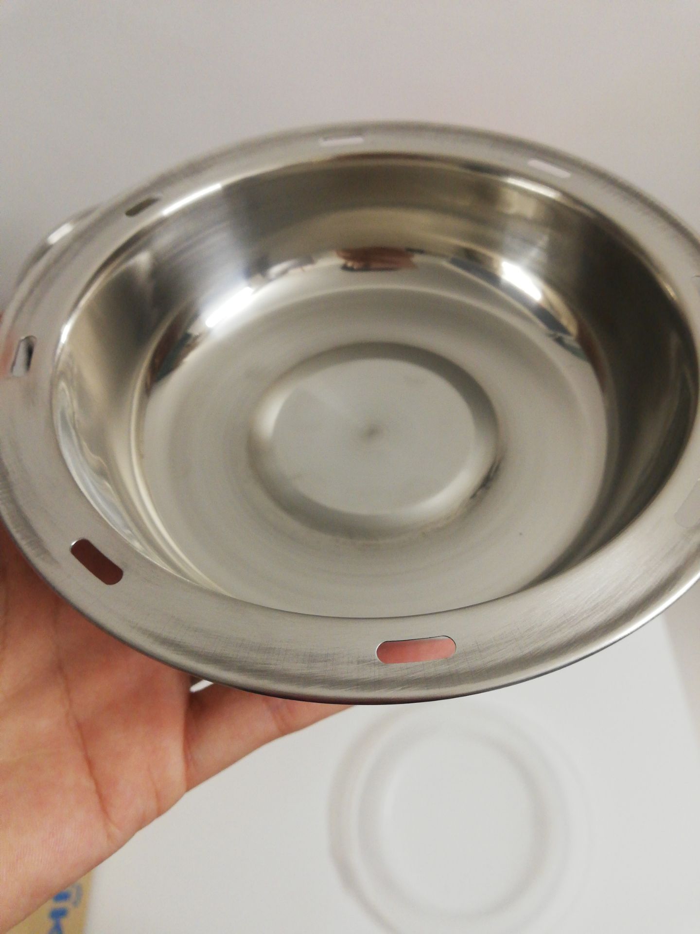 Hàng hơi cũ, inox mỏng (như nhôm, có nhiều vết ố), nắp nhựa không tốt lắm (đọc sơ chữ Trung cảnh báo trên nắp là phải bỏ nắp ra khi hâm nóng). Gói hàng hộp móp méo. Thiếu hướng dẫn, không biết để các ngăn thế nào mới đúng. Giá này thì hàng không xịn lắm thì cũng phải thôi.