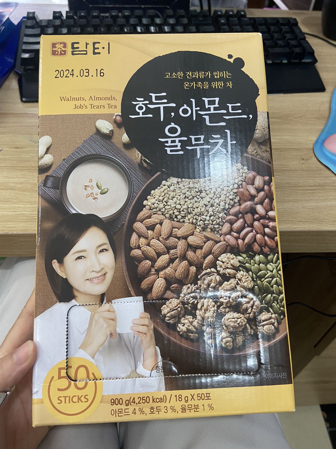 Về sp, bên trong uống tạm đc
Về bao bì bên ngoài, k có tem phụ--->có phải hàng lậu? Cũng k có ngày sx mà có hạn sd.
Hình khi mua là cô gái k cầm ly, hàng giao là cô gái cầm ly.