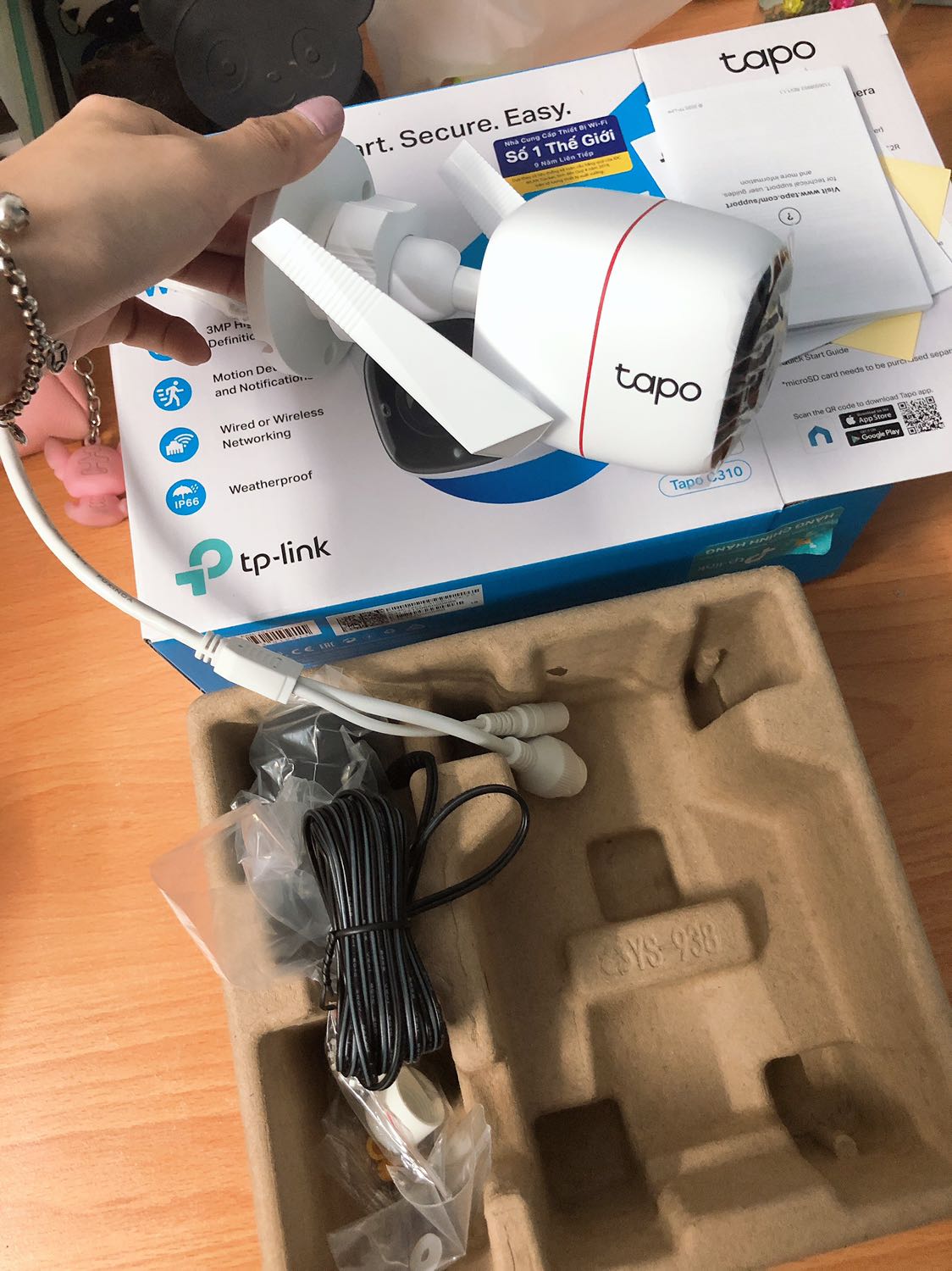 Bữa mình mua con Tapo C200 để trong nhà sài rất ok ủng hộ thêm con C310 hỗ trợ ở ngoài trời mình gắn thêm ở ngoài sân canh nhà với tầm giá này mà hỗ trợ hình ảnh 3MP siêu nét mấy nhãn khác minh co tung su dung thi hình ảnh chỉ hỗ trợ tới 2MP thôi.
Còn mình thấy nhãn báo hỗ trợ hình ảnh ban đêm siêu nét tới 30m để mình sử dụng thử rồi phản hồi tiếp