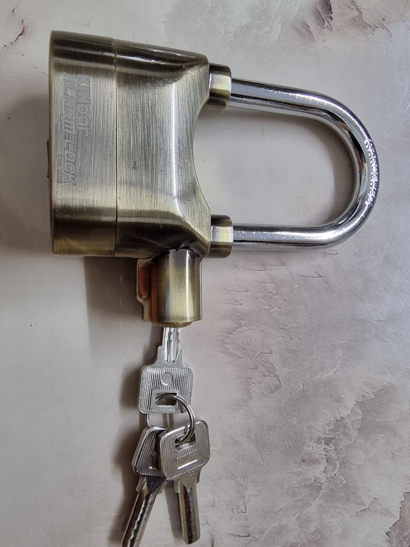 Mình mới dùng, cái nhìn cá nhân ban đầu khá chắc chắn và âm báo khá tốt, tiếng lớn, nhưng nhược điểm là rất nhạy và nếu loa lấy ngón tay hay vật thể nào bịt lại sẽ rất rất nhỏ hầu như không có hiệu quả. nhưng mình nghĩ NSX đã tính tới phương án đó bằng chứng là sau bao nhiêu giây sẽ báo, vì nếu người cố phá khóa thì họ phải tính cho nhanh nhất có thể, ko ai ngồi chờ để bị để ý. Mong NSX sẽ có thêm chỗ phát tín hiệu nhiều hơn thì sẽ rất OK.  Đó là ý kiến cá nhân mình thấy. Nhìn chung đáng với số tiền bỏ ra. Thank you!