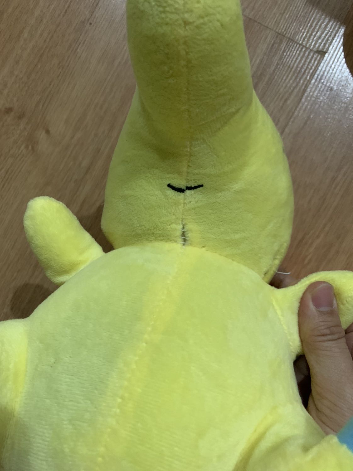 Tiki giao hàng k cho vào hộp và sản phẩm có 2 chỗ rách. Đề nghị Tiki đổi hàng khác gấp giúp mình.