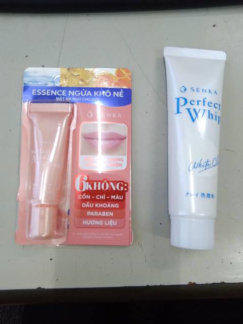 Mặt nạ ngủ cho môi. Chất lượng ổn nhưng do môi mình khô quá nên hiệu quả dưỡng môi chưa được như mình mong muốn. Mẫu mã sản phẩm đẹp, nhỏ gọn, dễ đem theo trong túi xách. Được nhận quà tặng là sữa rửa mặt senka Perfect whip đất sét trắng 50g (mùi thơm dễ chịu)