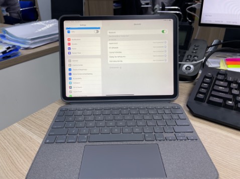 Bàn phím chắc chắn, gõ sướng tay, pad chuột giúp điều chỉnh vận hành tốt hơn