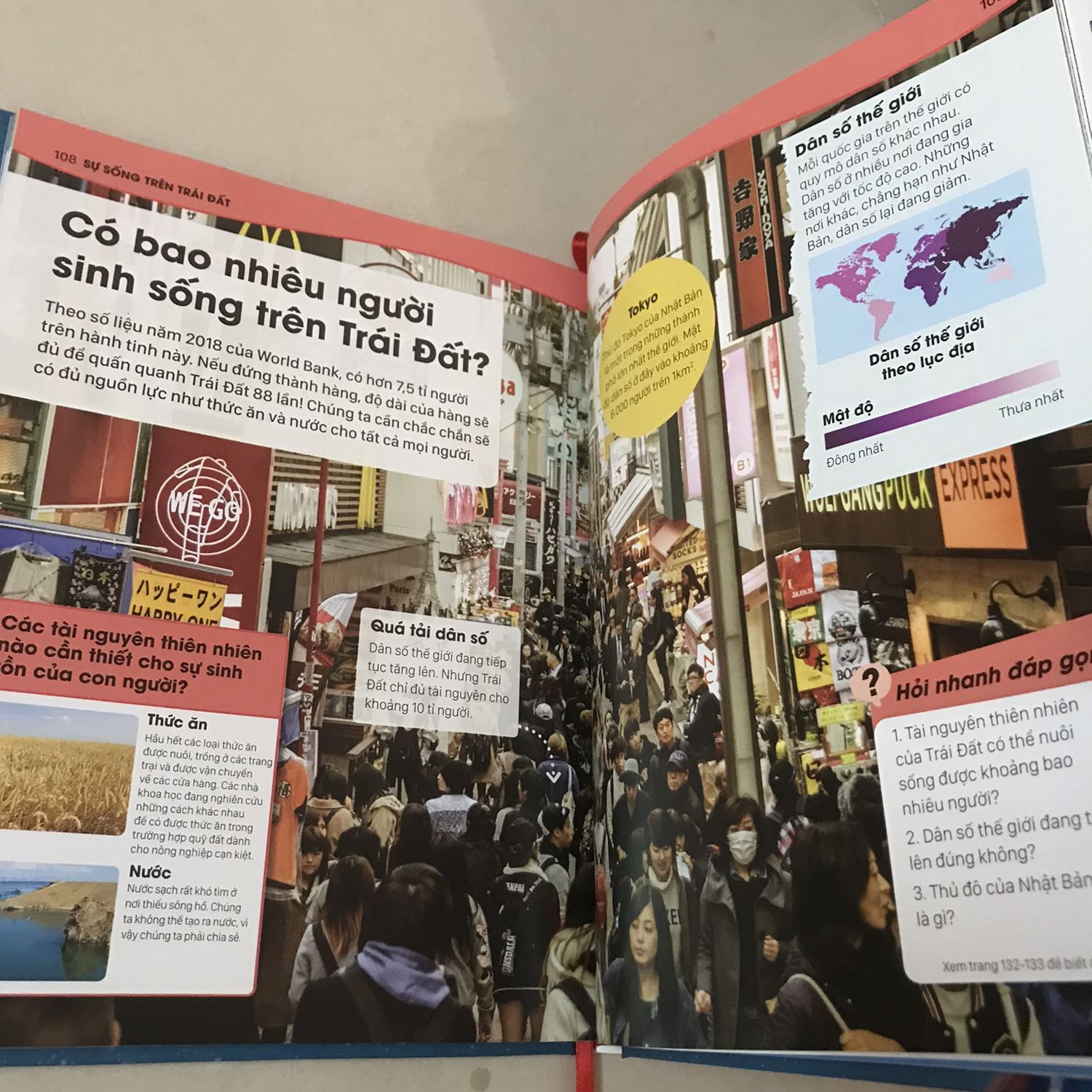 Sách rất là đẹp, bìa cứng, các chi tiết ở mặt trước được cán bóng, các trang bên trong đều được in màu. Nội dung được chia làm 5 phần: 1) Hành tinh của chúng ta, 2) Bề mặt của Trái Đất, 3) Hành tinh xanh, 4) Trên trời cao, 5) Sự sống trên Trái Đất. Có 1 chỗ hơi buồn là sợi ruy băng dài quá, lúc nhận được sách mở ra là sợi ruy băng bị gấp thành từng khúc nhỏ trông không đẹp lắm.