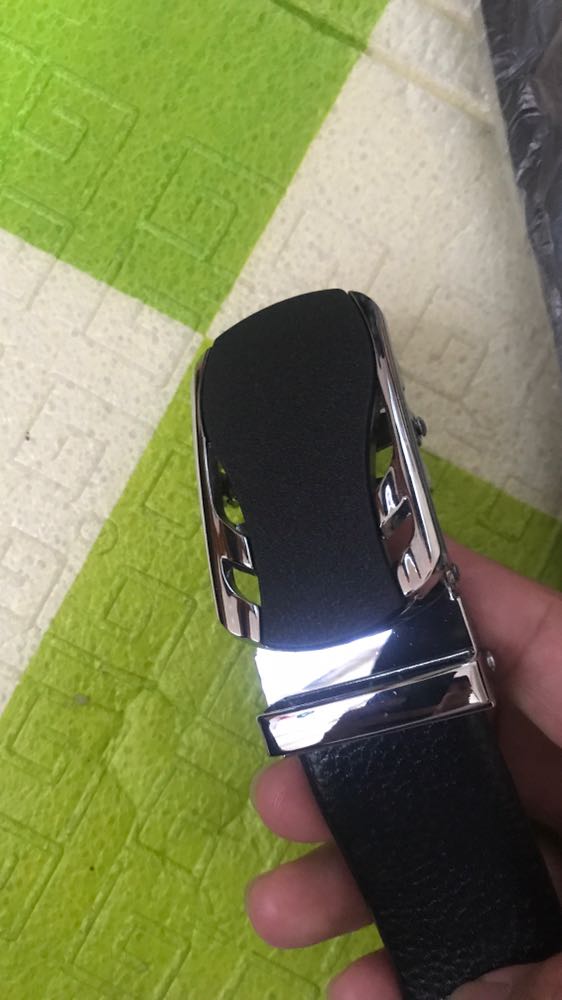 Thắt lưng quá là đỉnh cao luôn. Đầu khoá quá là đẹp, trông đơn giản nhưng đẹp, dễ phối đồ, rất chắc chắn luôn. Dây da mềm đẹp và dài. Đường may tỉ mỉ cẩn thận. Mua được mấy hôm mới đem ra review được. Sản phẩm tốt sẽ tiếp tục ủng hộ shop.