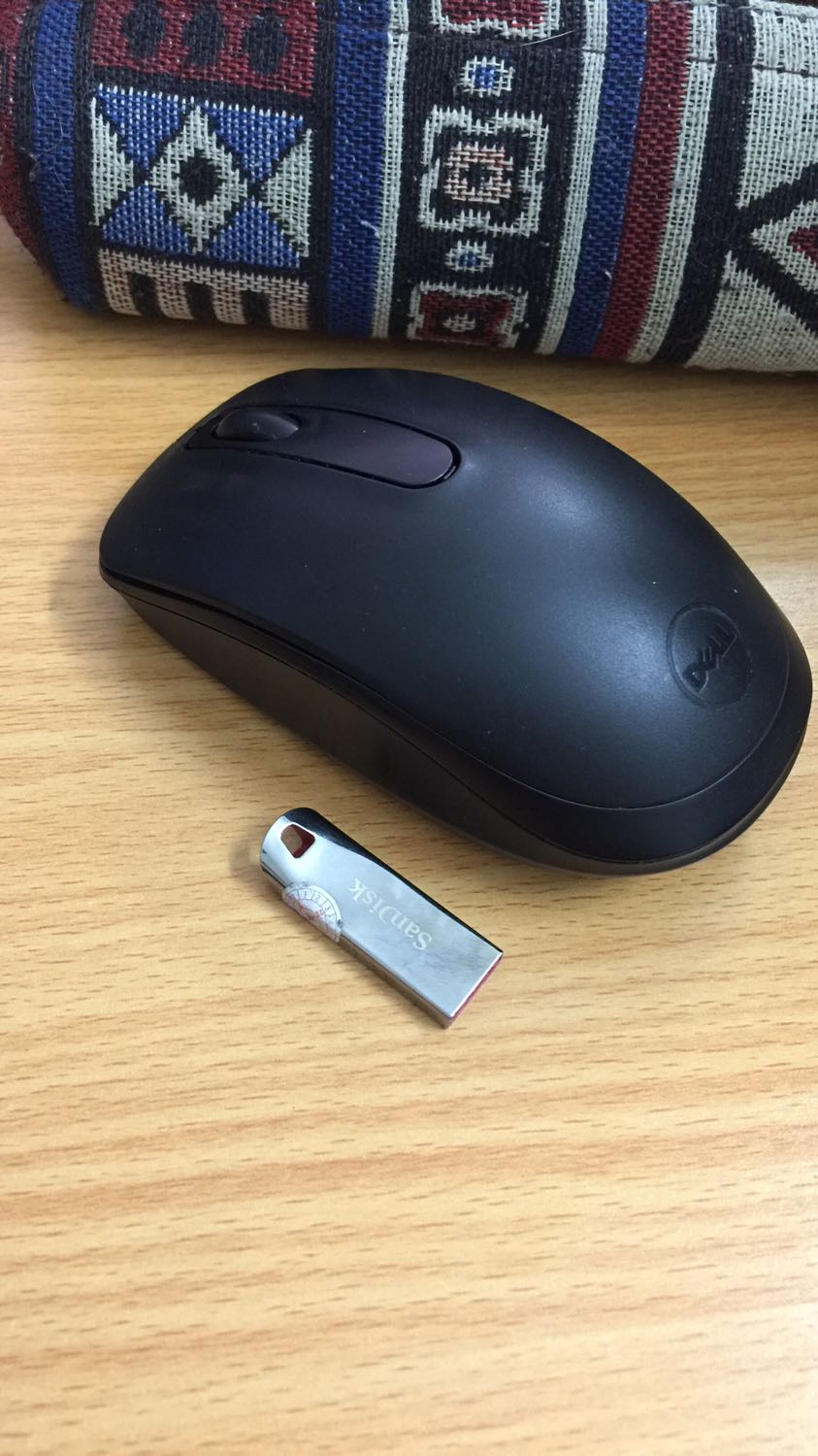 Mình rất thích độ nhỏ gọn của usb và trông cug rất đẹp, do đó rất dễ để làm rơi mất nên mọi người có thể nối thêm móc chìa khoá hc dây gì đó cho đỡ mất