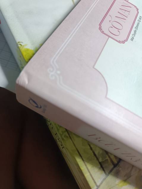 Hàng đóng gói cẩn thận nhưng vẫn bị hư góc sách