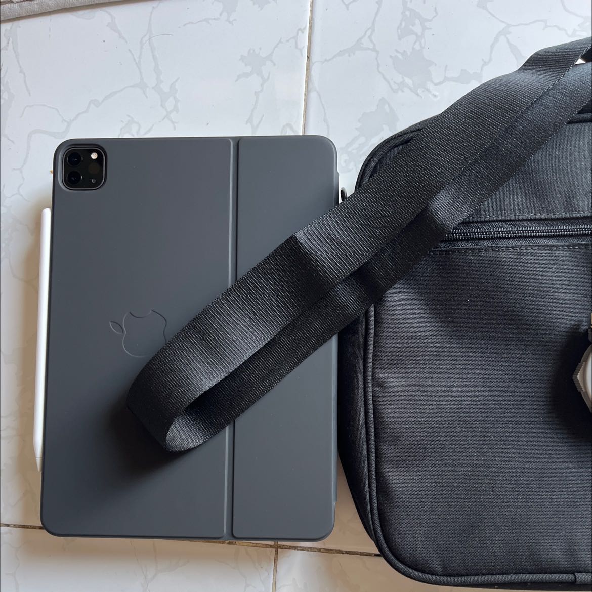 Túi đẹp, đường may chắc chắn. Giá rẻ. Đựng vừa iPad Pro 11. Hơi rộng bề ngang chút. Gần như vuông. Nhưng không sao. Dây đeo dày 38mm khá tốt. Mình hài lòng.