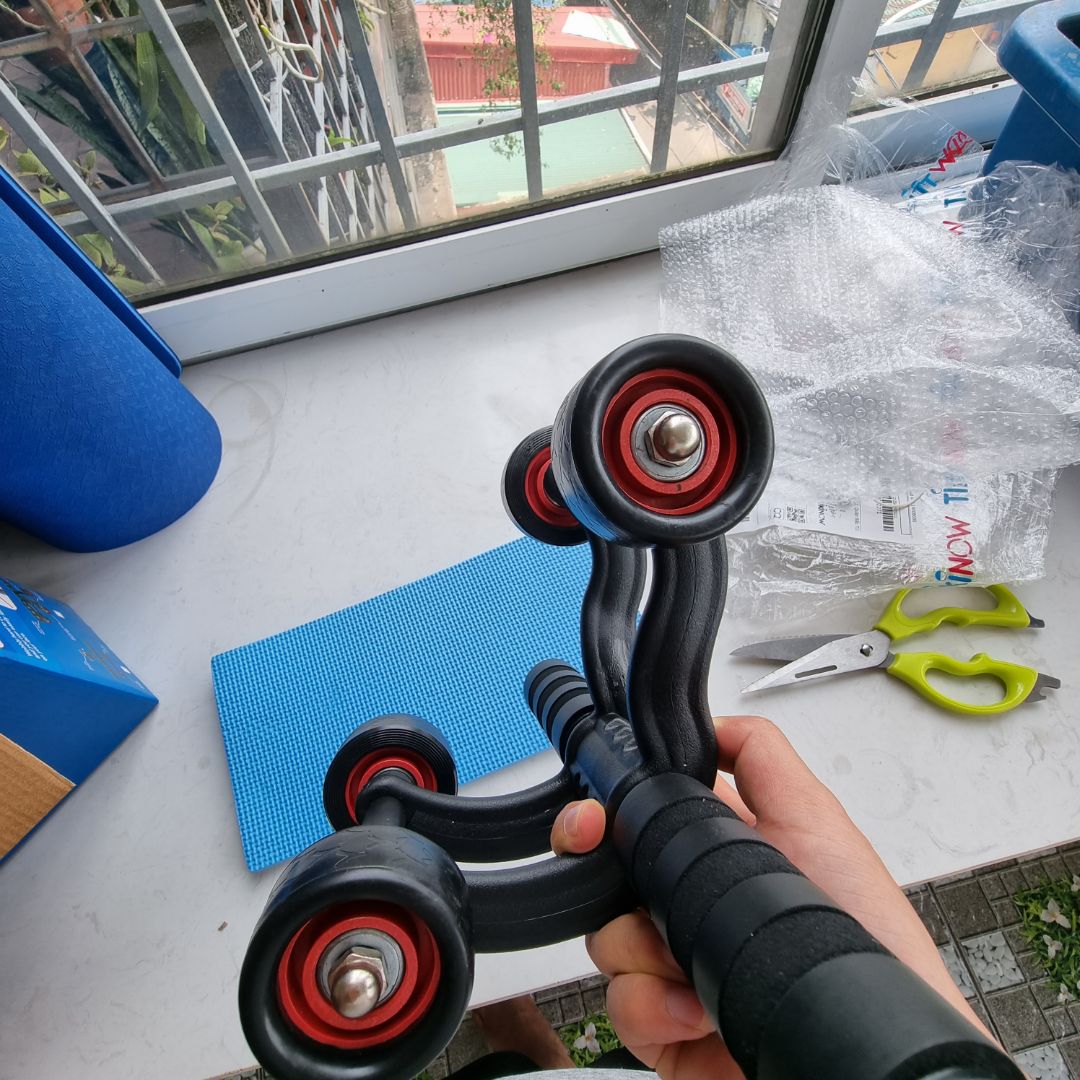 hộp đóng khá kỹ sản phẩm mới, đối với các bạn từ 80.90kg thì ok, hơn thì nên chuyển con lăn 1 bánh vì con lăn 4 bánh này tải chịu của nó nhìn hơi mỏng manh