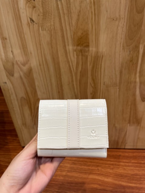 Thích mà bị phân vân thì nên mua giá hạt dẻ mà ví siêu siêu đáng yêu luôn í kiểu dùng thoải mái mà ai cũng khen đẹp da mềm đẹp hết sức xinh dã mang nha