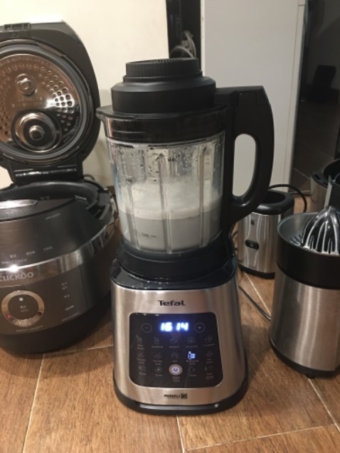 Mình rình mãi mới giảm giá cộng KM thêm máy xay đa năng. Máy chạy êm, nhiều chức năng tiện dụng. Máy hình thức đẹp, chắc chắn, cối thủy tinh nặng dày. Làm sữa hạt các loại rất ngon. Túm lại rất đáng mua