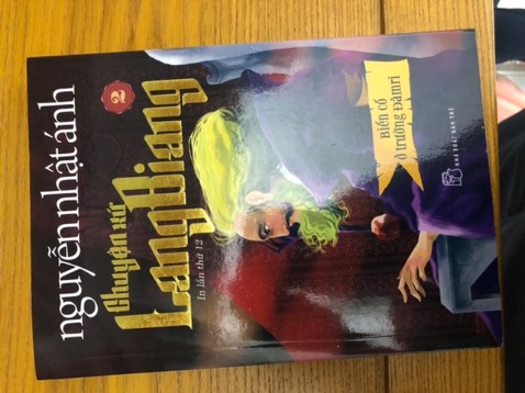 Tập này đóng bị lỗi, sách bị bong phần sau