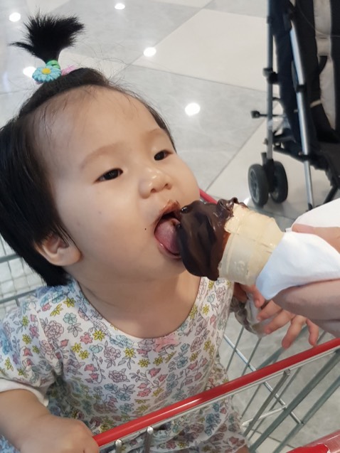 Vải xô đẹp, đường may chắc chắn, màu tươi sáng,size hơi to nên nếu muốn con thoải mái thì mua đúng size, k thì mua lùi lại 1 size nhé, con nhà m 8kg mua 10-12kg cho thoải mái