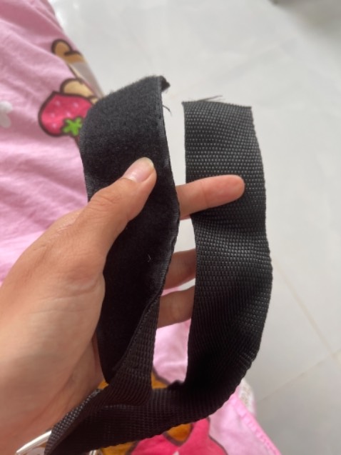 Hàng nhận được bị lỗi, một bên có miếng dính, còn một bên không. Haizzz.