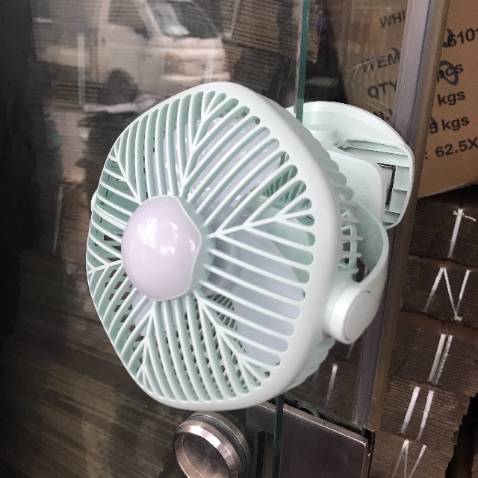 Quạt chạy mát lắm. Kẹp chắc chắn. Tiện dụng