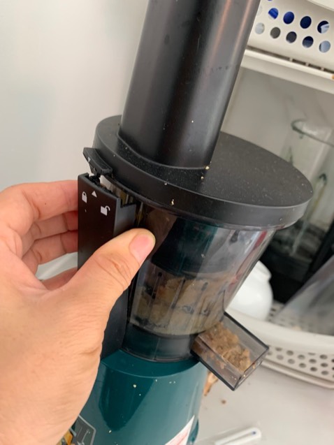 Máy đẹp, cơ mà lúc tháo ra cái chốt khá cứng. Rồi bữa tháo ra làm sao mà nó kẹt cứng ngắc luôn rồi, chưa tháo ra được. Lúc ép nó kêu két két két nữa