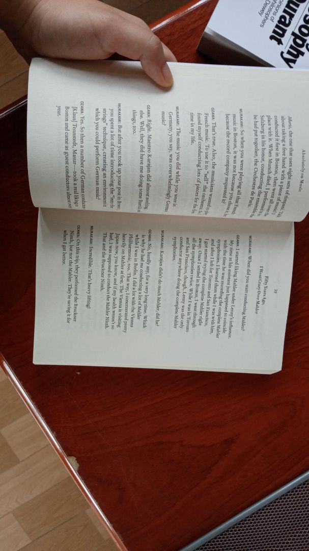 Hơi xướt một tí ngoài bìa. Nhưng cũng ok