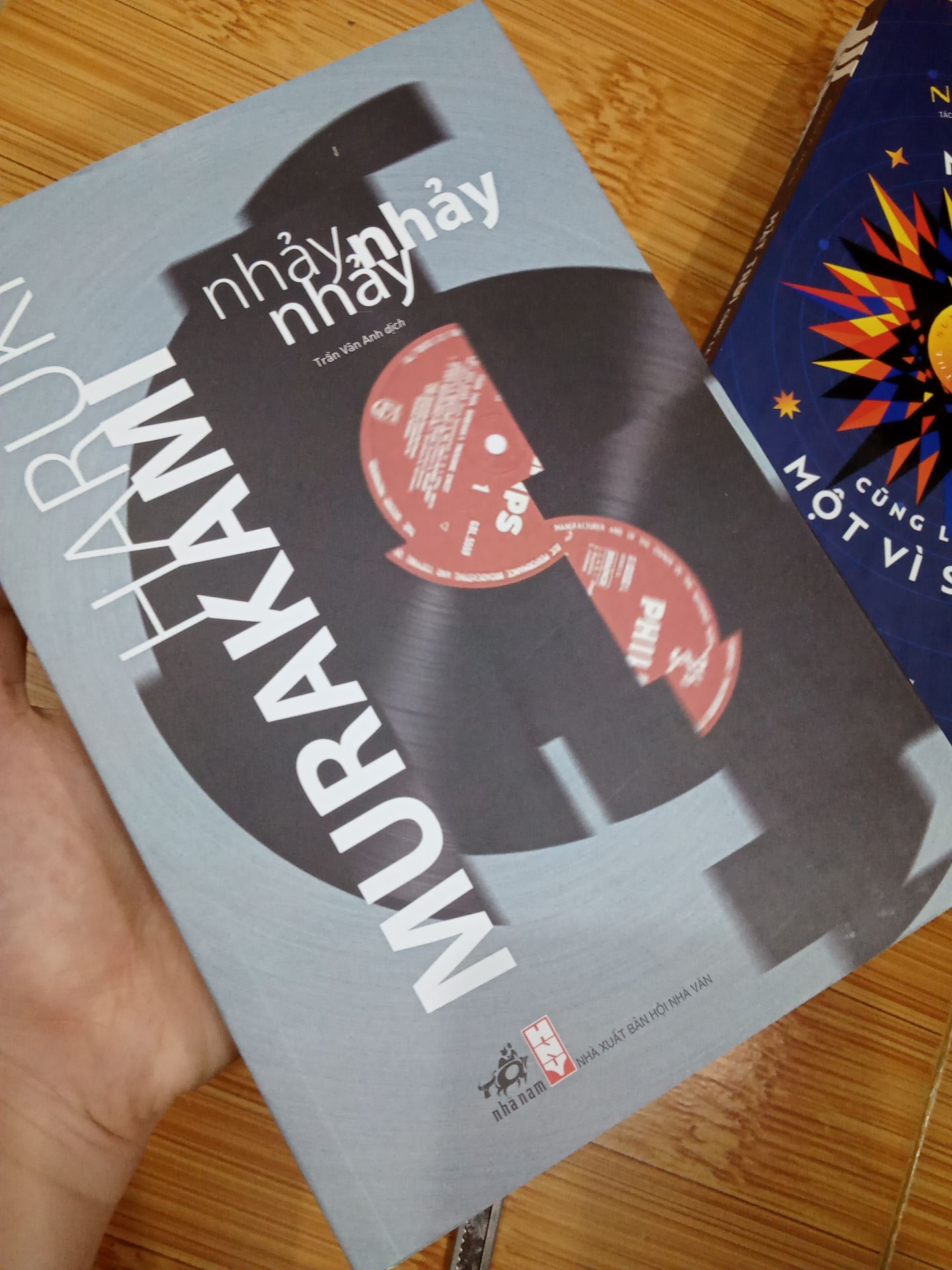 Nhìn tổng quan thì không có gì phải bàn . Sách rẻ so với giá gốc. Vận chuyển nhanh . Nhuma với giá rẻ này nên sẽ không có bao bên ngoài , và sách hơi móp tý. Mọi người tham khảo nhé !! nếu thích mn cứ mạnh dạn đặt, không phải sách nào cũng lỗi như mình đâu nè !! chúc bạn có những cảm giác thật an bên cuốn sách mình đang đọc