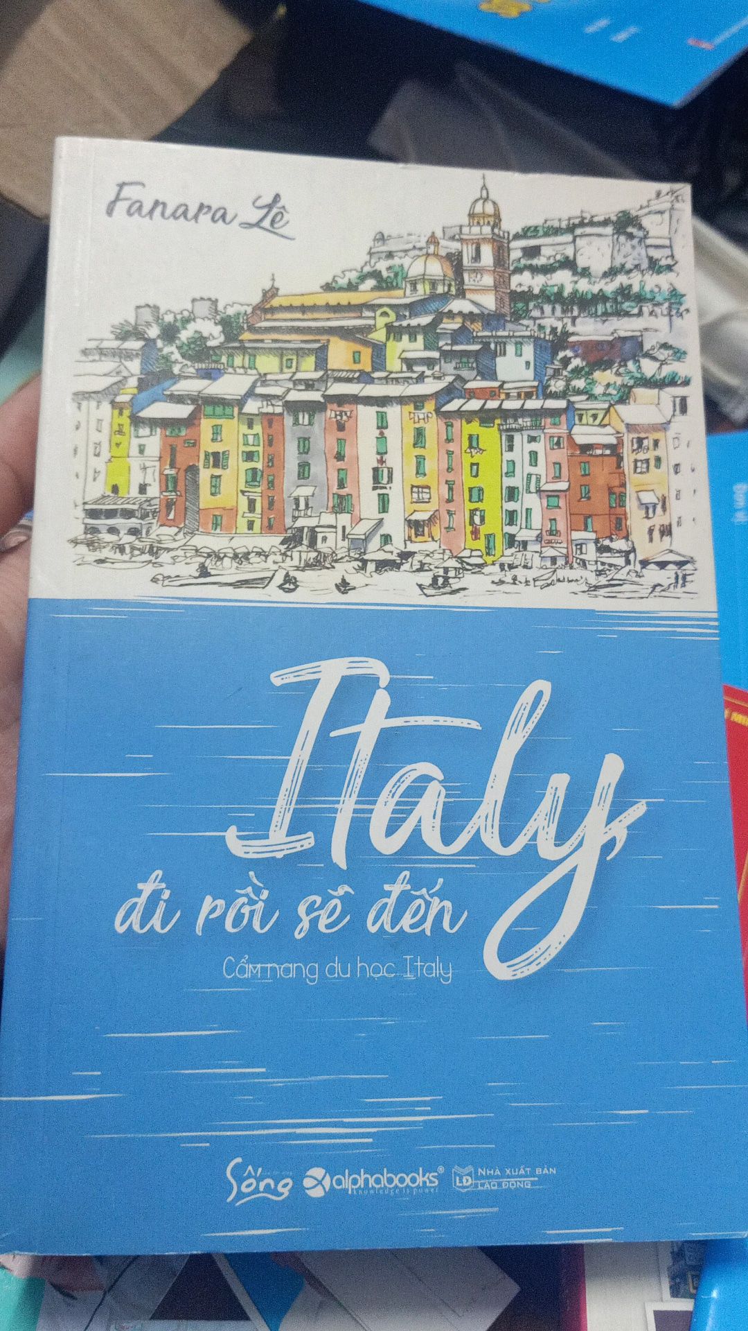 Mình biết đến tựa sách này lâu rồi. Lần lữa mãi sau đấy biết đến chị tác giả tham gia show truyền hình Vợ Chồng Son, lại lật đật kiếm xem và thấy 2 vợ chồng đáng yêu quá nên quyết định hốt luonn cùng với mấy quyển khác. Gu đọc sách của mình đều là những cuốn trải nghiệm cuộc sống ở nước ngoài nên đối với mình Italy Đi Rồi Sẽ Đến rất đáng để đọc luon nha.