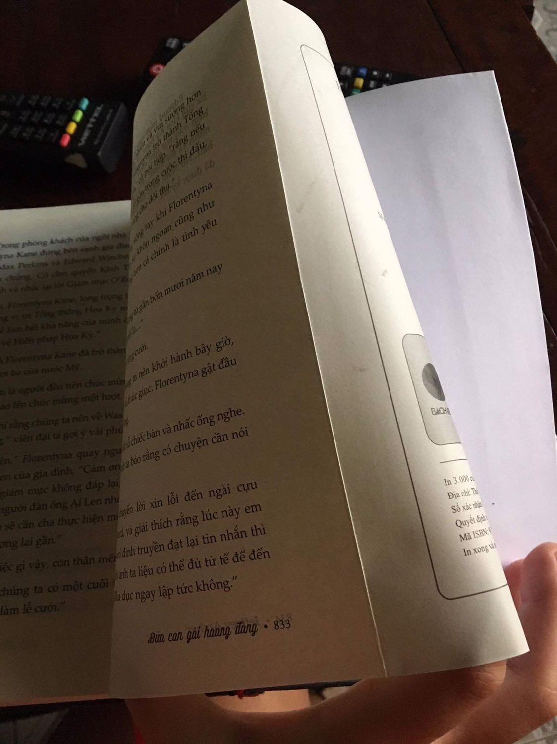 Mình chọn tiki mua sách vì mình tin vào chất lượng sản phẩm của tiki, nhưng lần này rất thất vọng. Lần trước mua đã thất vọng về khâu đóng gói rồi nhưng bỏ qua, mà lần này cực kỳ thất vọng.
Thứ 1: về khâu vận chuyển, mình đặt hàng hôm 10/10 đến 23/10 mới giao tới nơi. Trễ hơn nửa tháng.
Thứ 2: về khâu đóng gói, đóng gói cực kì hời hợt, hộp bóp méo khắp nơi, lót sách cũng không chắc chắn.
Thứ 3: về sách, mình mua tổng cộng 4 cuốn, chỉ duy nhất cuốn này là nhìn rất cũ kĩ, rách, méo khắp nơi. Mình có yêu cầu cao khi mua sách không bàn đến nội dung thì bề ngoài cực kì quan trọng. Tiki làm mình thất vọng quá, mua bao nhiêu lần thì cũng có fail nhưng cho qua mà lần này tệ quá. 
=> Chốt lại: tiki kiểm tra xem và đổi sách mới giúp mình, mong phần chăm sóc khách hàng bên tiki sẽ làm tốt.