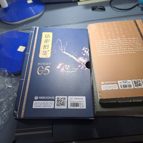 Sách bị dập góc như bên cửa hàng bảo quản không tốt