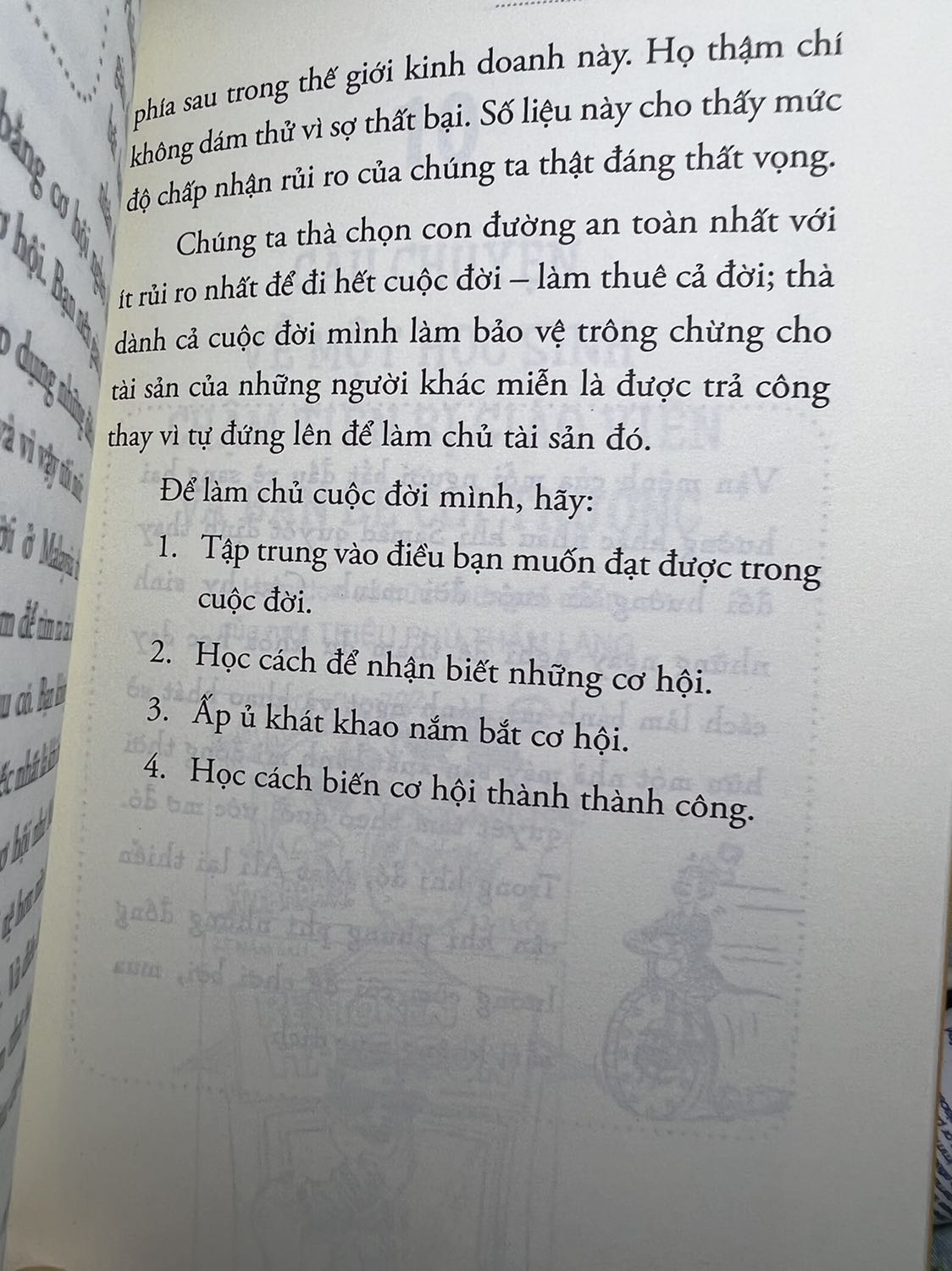 một cuốn sách hay, có rất nhiều câu chuyện về những con người ở hoàn cảnh tưởng ngóc đầu không nổi nhưng họ vẫn không bỏ phí đời, luôn nắm bắt cơ hội nhỏ nhất quanh mình để 5 năm sau họ tự tạo cơ hội lớn cho mình bước ra khỏi số phận nghèo khổ, nói chung tác giả gửi gắm đừng xem thường 1 người bán hàng rong, ngựa chạy đường dài, chuyện gì cũng có thể xảy ra nếu ta cố gắng hết mình.