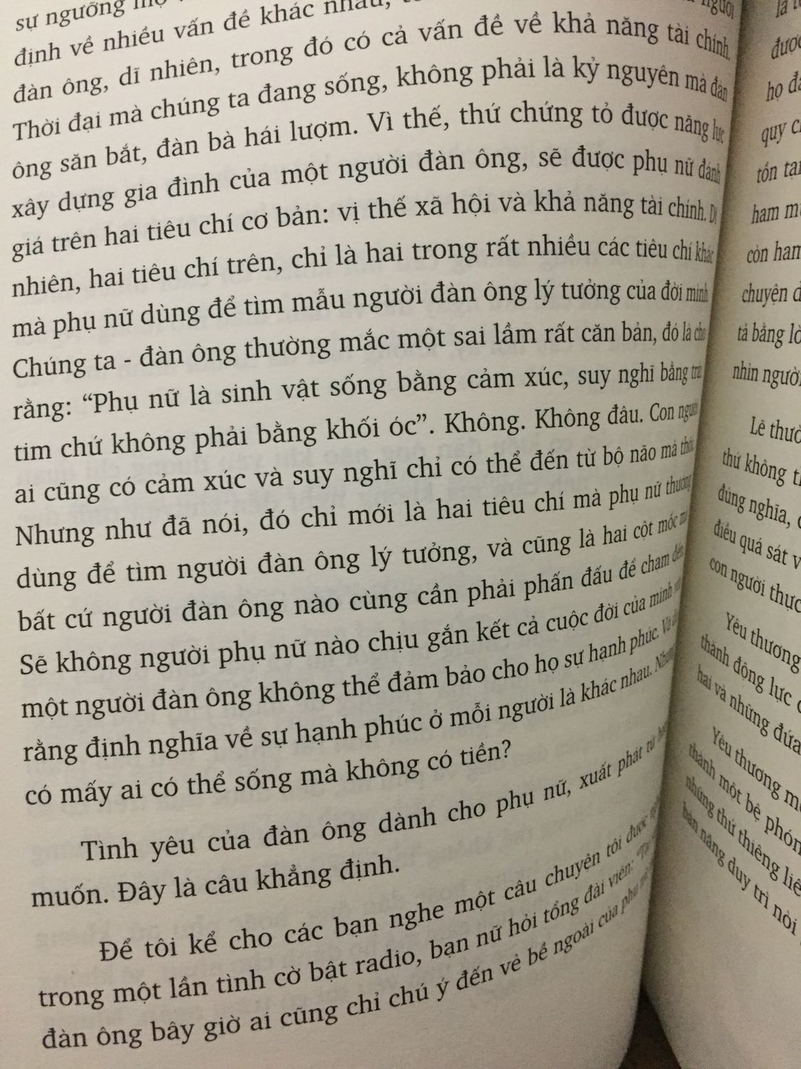 Cuốn sách như là tập hợp những bài viết ngắn của tác giả, viết cho đàn ông nghe, phụ nữ chỉ đọc hợp 1 số bài. Nhiều bài viết đáng suy ngẫm. Cánh đàn ông nên đọc. 
Chữ in hơi bé, to hơn 1 chút thì hợp lý hơn.
Mình hơi bất ngờ khi quyển này có chữ kí tác giả và to đến mức chiếm trọn khuôn giấy luôn.
Cuốn sách mỏng, chỉ 135 trang nhưng bàn về nhiều vấn đề, nhâm nhi đọc lúc rảnh rỗi cũng là 1 ý hay. Chữ bé nên đọc lâu thấy nhức mắt.