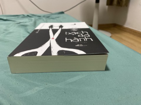 Mình đã đọc được khoảng 1/4 và quyết định drop. Mình ở SG bạn nào cần mình để lại 90k ko freeship nhen. Không phải do truyện dở hay văn phong của tác giả có vấn đề, chỉ do cá nhân mình ko tiếp nhận được tội phạm tình dục nên mình nghĩ là mình không xem tiếp được. Logic và cấu trúc truyện rất chặt chẽ, đảm bảo quyển này ko phải lỗi tác giả mà mình drop nha 🫣🥶
Liên hệ mình *** bên zalo á.