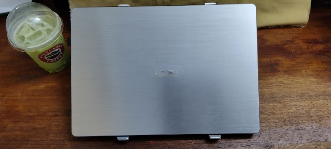 Chọn giao hàng siêu tốc, đặt tối hôm qua sáng hôm nay đã có hàng.

Giá đỡ có một số miếng đệm cao su đính trên mặt tiếp xúc với máy, khá chắc chắn, chỉ bị chốt khóa bên phải hơi lỏng lẻo hơn chốt khóa bên trái 1 tí nhưng xài vẫn ổn