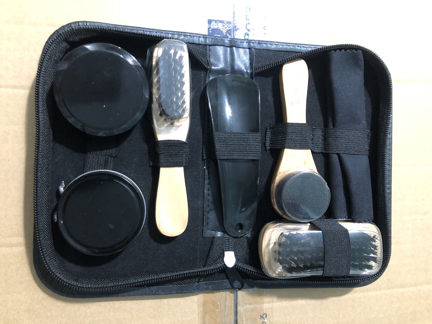 Sản phẩm ko như trên mô tả. Các hộp xi ko có nhãn mác như ảnh của shop cung cấp. 1 hộp xi bằng nhôm bên trong chứa sáp màu trắng, mùi rất nồng. Hộp còn lại bằng nhựa, bên trong độn xốp, ko phải chứa xi màu đen như mô tả của shop. 
Các bàn chải lông nhựa rất cứng ko thể dùng đánh giày da đc. 
Sản phẩm này từ Siêu thị Ngọc Huyền ko đảm bảo chất lượng, mọi người đừng mua để rồi phải thất vọng.
Góp ý với shop: hãy ngưng bán những sản phẩm kém chất lượng như thế này. Hoặc ít ra shop hãy mô tả đúng với sản phẩm thật mà shop bán. Ko nên *** dối khách hàng. 
Mình rất ko hài lòng với cách kinh doanh của shop.
Buôn bán kiểu ko uy tín thì dù có làm cái gì cũng không thể khá nổi đâu ạ.