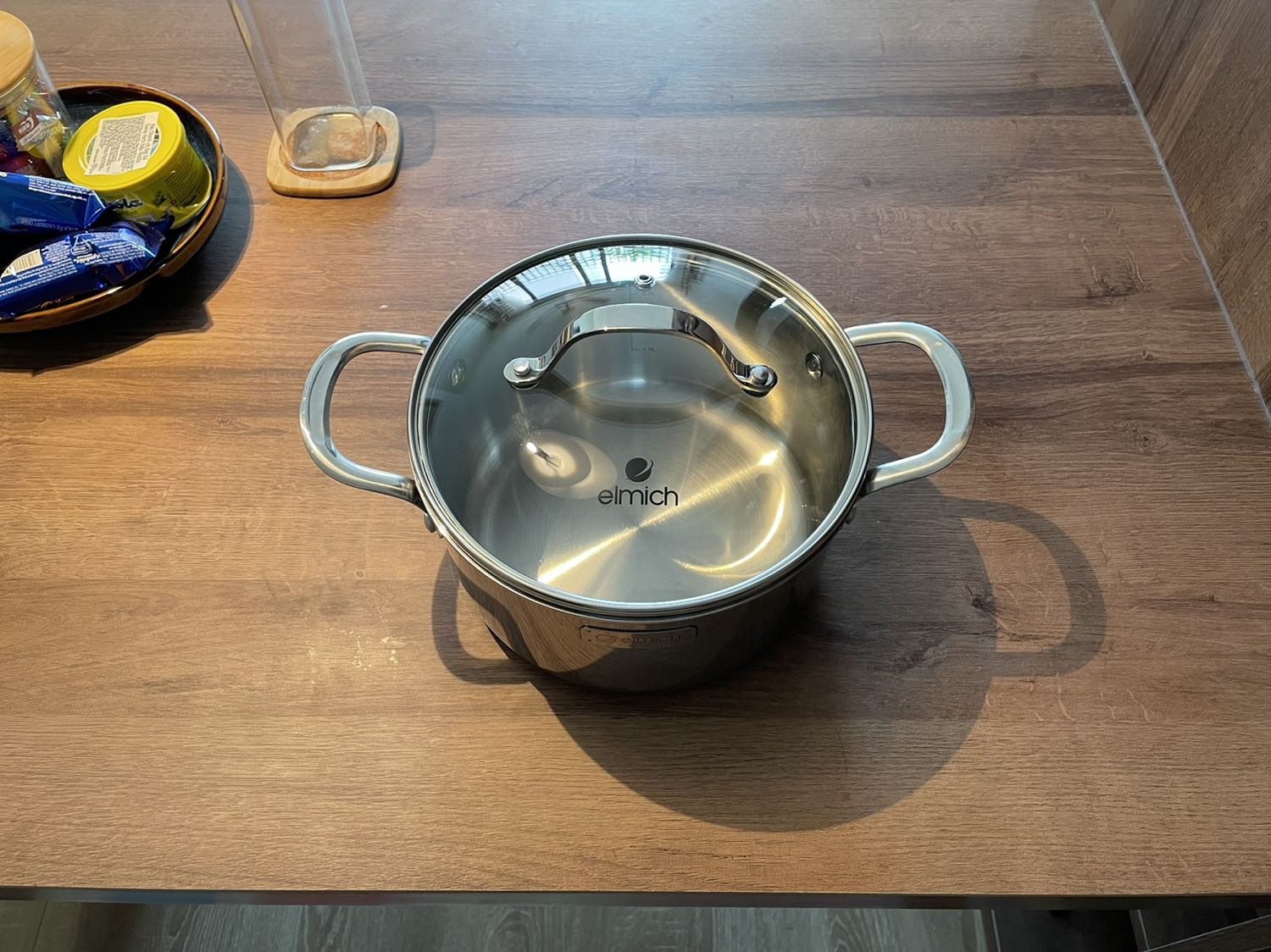 Nồi đẹp, dày dặn, cầm chắc tay. Trừ 1 sao vì tem phụ sử dụng keo không thể bóc được, chùi cả buổi vẫn còn keo bám trên nồi