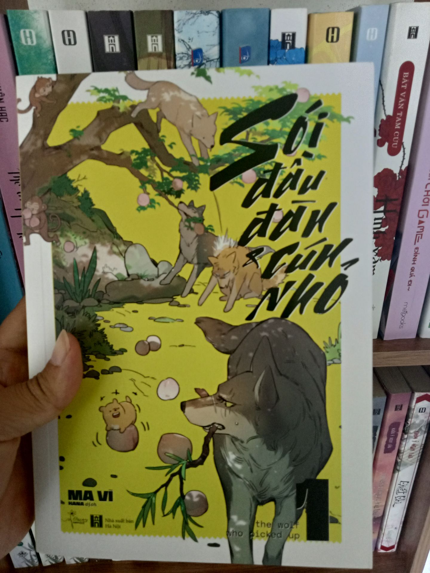 Hẹn 9/2 mà 7/2 giao luôn rồi nè :333
Không chống sốc nhưng mà có seal nha, giao đến t thì vẫn còn nguyên vẹn (trò chơi nhân phẩm :> )
Truyện rất dễ thương, nét vẽ đẹp, đọc cái vèo chưa tới 5p là xong r, nhưng mà an ủi tâm hồn lắm :)))))))
Hóng tập 2