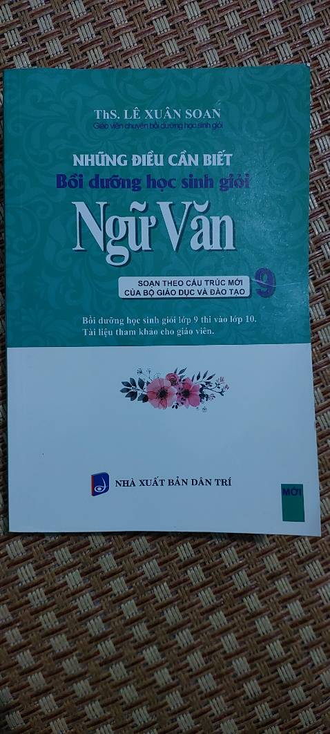 Giấy mỏng. Bìa để 1 kiểu.gửi sách về bìa khác. Nhà xb cũng khác luôn. K biết nd thế nào.
